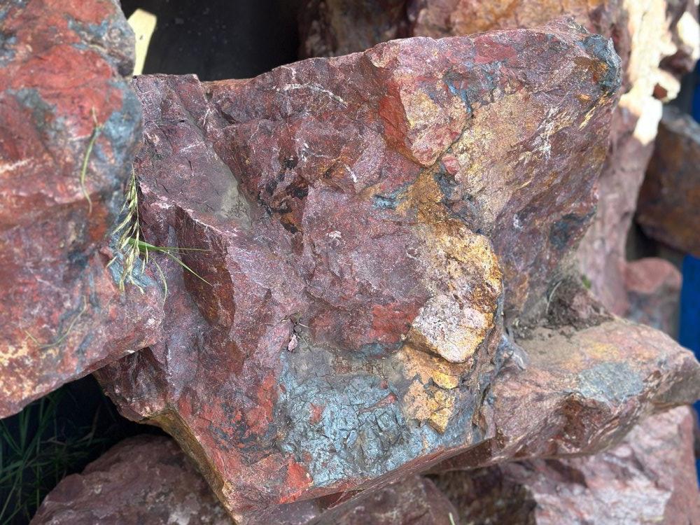 Камни для ландшафтного дизайна красно-фиолетовые 10-60 килограмм купить в Алтайском край