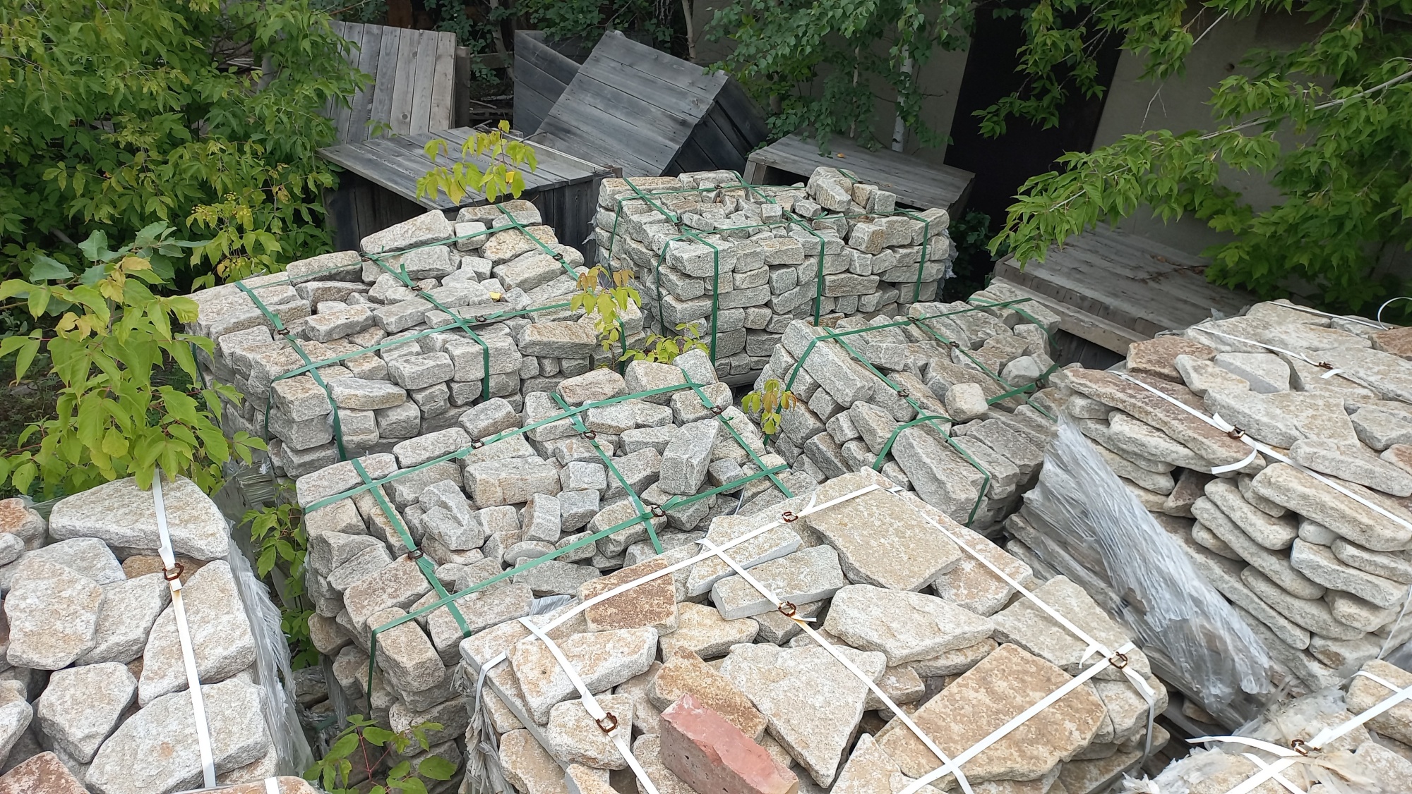 Плитняк галтованный гранитный для ландшафтного дизайна купить в Алтайском край