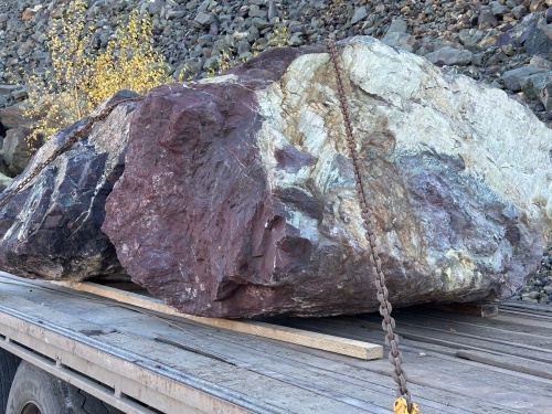 Огромные красно-фиолетовые валуны для ландшафтного дизайна весом более 5 тонн купить в Алтайском край