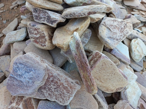 Златолит жёлтый, жёлто-зелёный глыбки и валуны для ланшафтного дизайна купить в Алтайском край