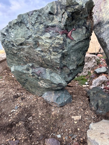 Гигантские зелёные валуны для ландшафтного дизайна весом более 5 тонн купить в Алтайском край