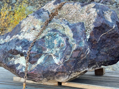 Огромные красно-фиолетовые валуны для ландшафтного дизайна весом более 5 тонн купить в Алтайском край