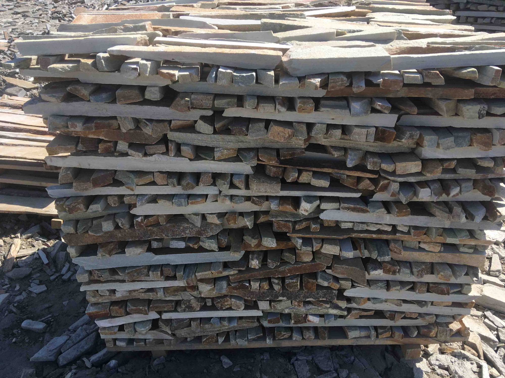 Горбушка златолит золотистый для облицовки купить в Алтайском край