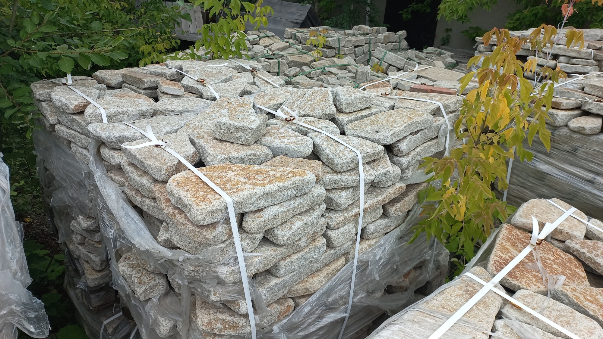 Плитняк галтованный гранитный для ландшафтного дизайна купить в Алтайском край