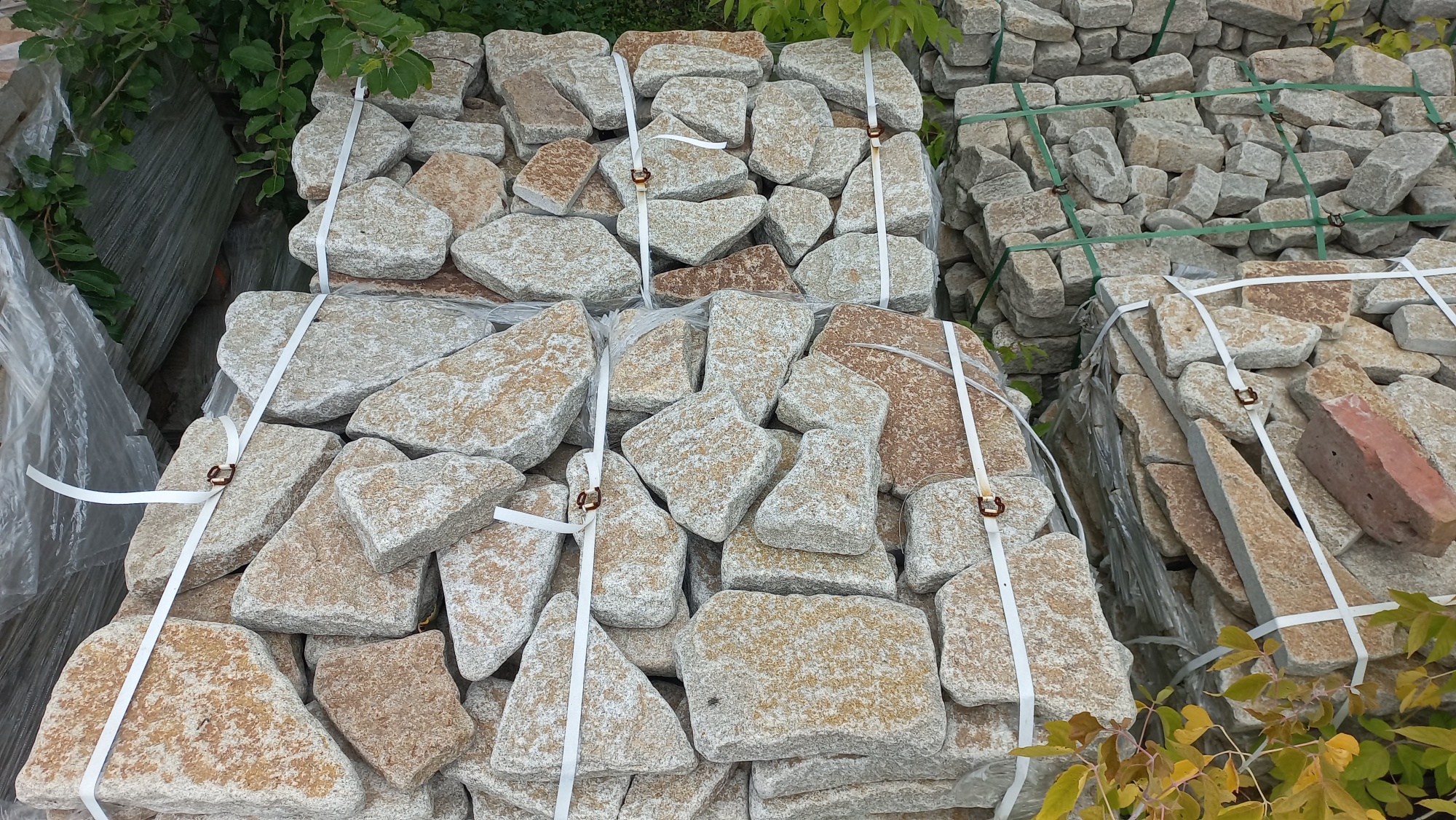 Гранитный плитняк галтованный для мощения купить в Алтайском край